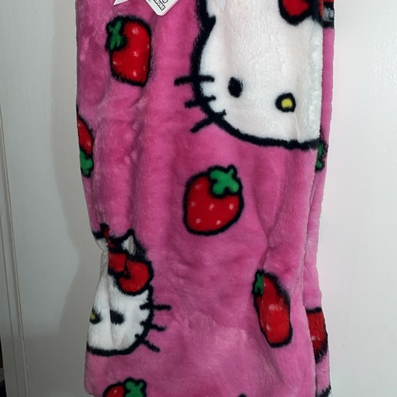 Hello Kitty Faux Fur Strawberry Throw blanket - Picture 2 of 5